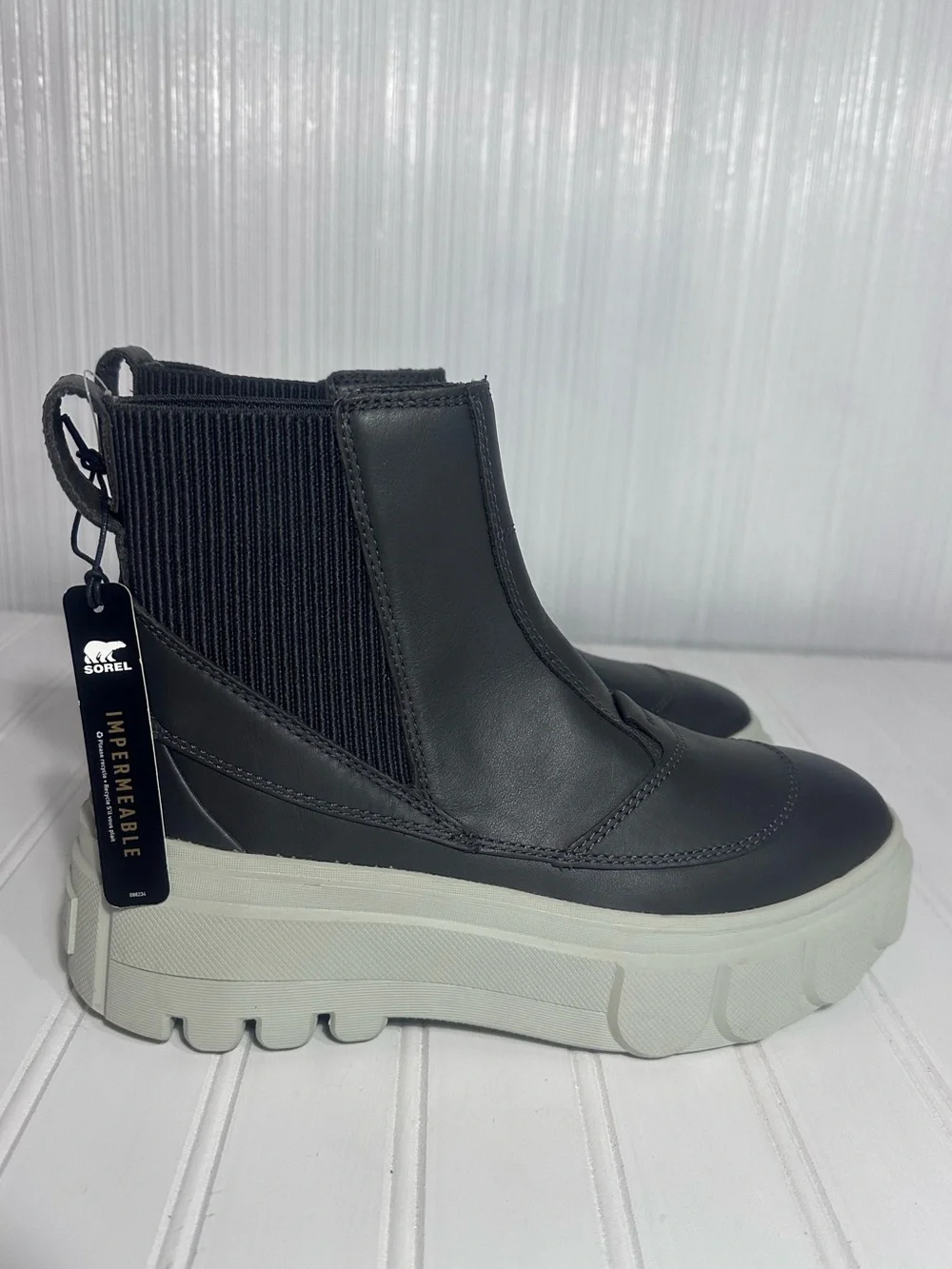 Sorel NWT Caribou X Chelsea boots dark gray waterproof leather women’s 7.5